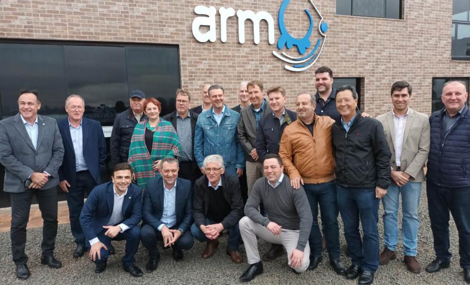 Ministro da Agricultura anuncia compra de leite de cooperativas em visita a Castro