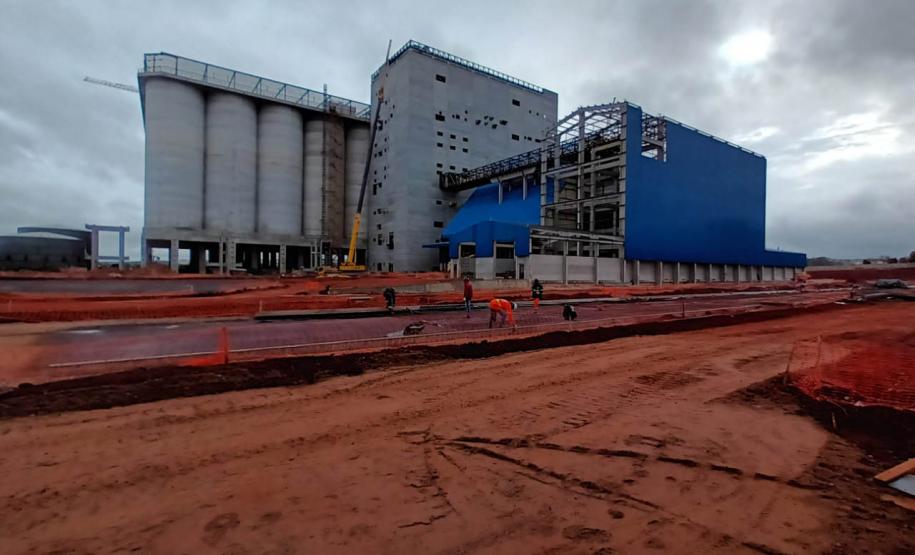 Ministro da Agricultura anuncia compra de leite de cooperativas em visita a Castro