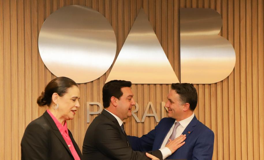 Governador defende advocacia pública ao receber homenagem de procuradores do Estado