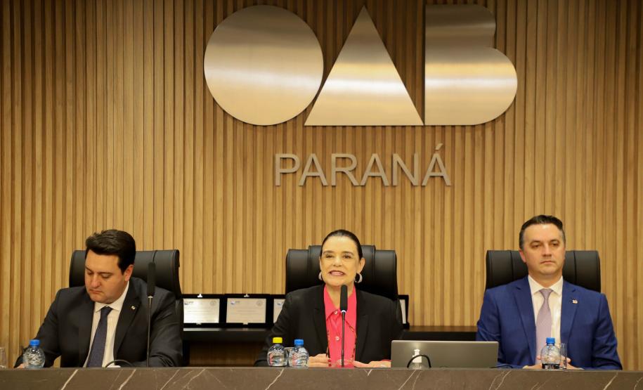 Governador defende advocacia pública ao receber homenagem de procuradores do Estado