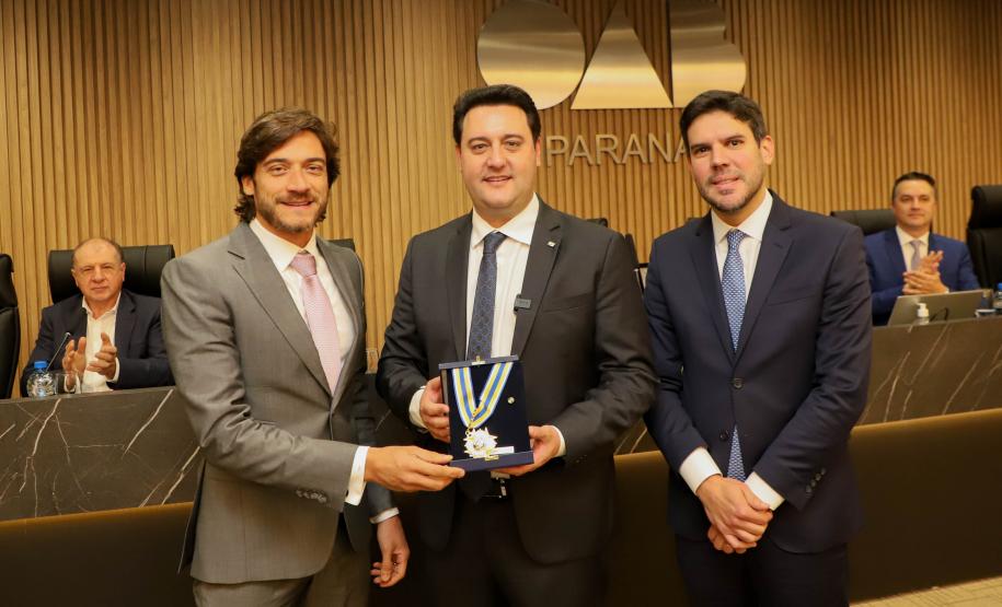 Governador defende advocacia pública ao receber homenagem de procuradores do Estado