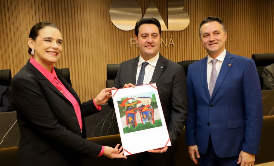 Governador defende advocacia pública ao receber homenagem de procuradores do Estado