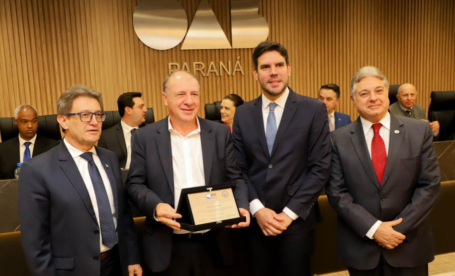 Governador defende advocacia pública ao receber homenagem de procuradores do Estado