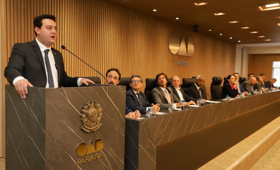 Governador defende advocacia pública ao receber homenagem de procuradores do Estado