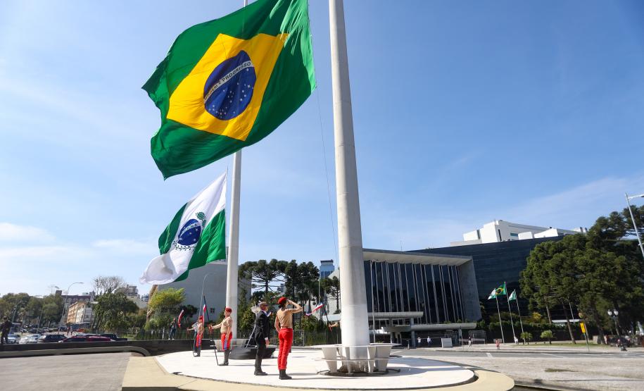 Em solenidade em Curitiba, governador abre comemorações da Semana da Pátria