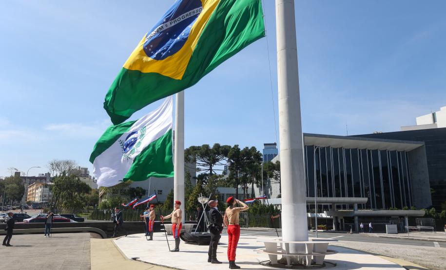 Em solenidade em Curitiba, governador abre comemorações da Semana da Pátria