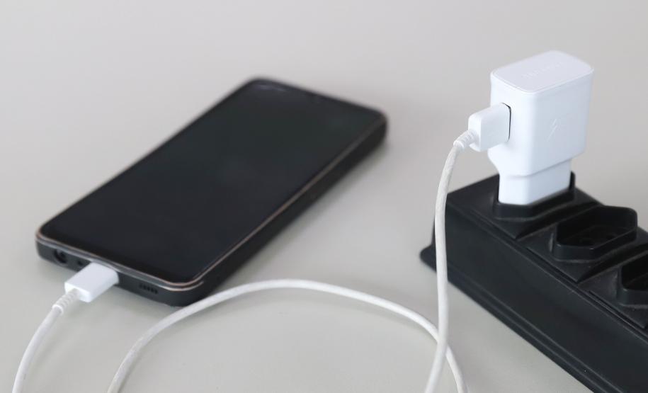 Procon e Samsung assinam acordo para entrega de carregadores aos consumidores