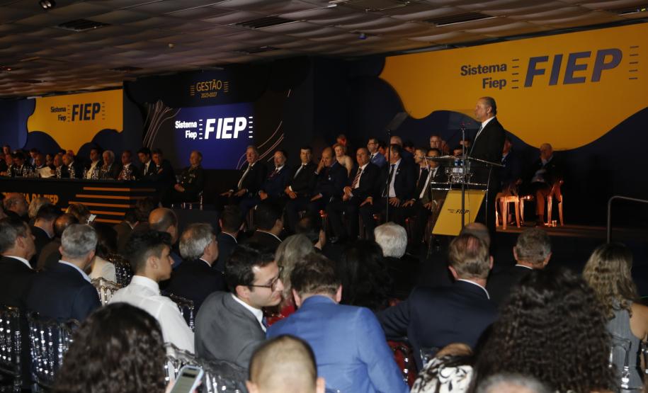 Setor industrial é determinante para o crescimento do PIB do Paraná, afirma o governador