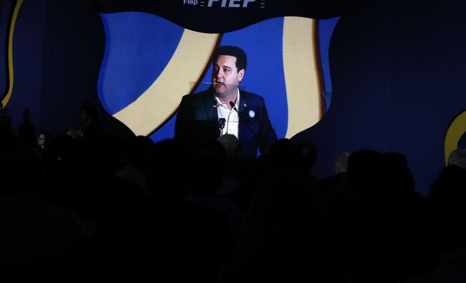 Setor industrial é determinante para o crescimento do PIB do Paraná, afirma o governador