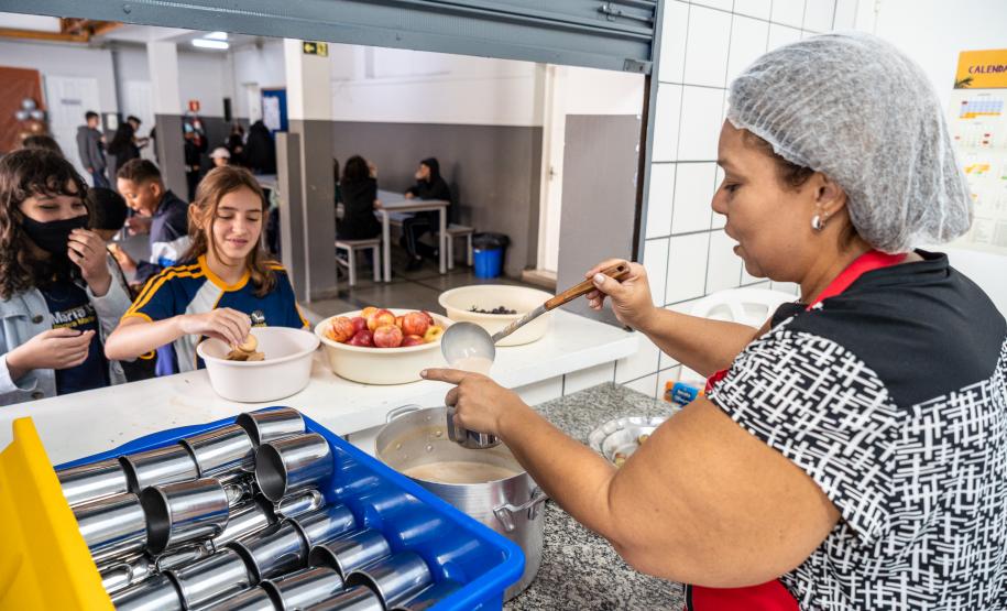 Merenda escolar: rede estadual serve três refeições por dia e produtos da agricultura familiar
