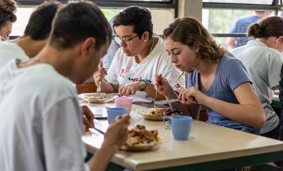 Merenda escolar: rede estadual serve três refeições por dia e produtos da agricultura familiar