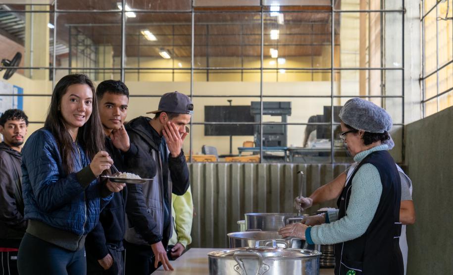 Merenda escolar: rede estadual serve três refeições por dia e produtos da agricultura familiar