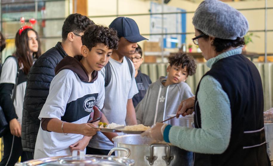 Merenda escolar: rede estadual serve três refeições por dia e produtos da agricultura familiar