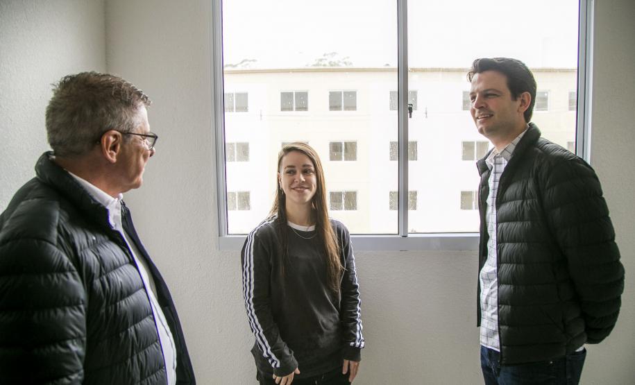 Com subsídios do Estado para entrada, 448 famílias recebem a casa própria em Curitiba