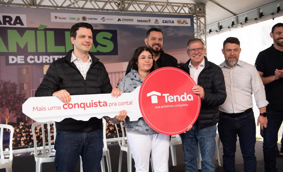 Com subsídios do Estado para entrada, 448 famílias recebem a casa própria em Curitiba