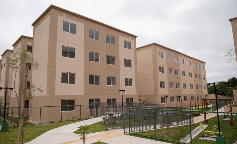 Com subsídios do Estado para entrada, 448 famílias recebem a casa própria em Curitiba