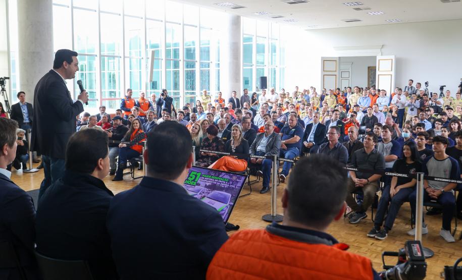 Governador entrega R$ 52 milhões em veículos e equipamentos à Defesa Civil