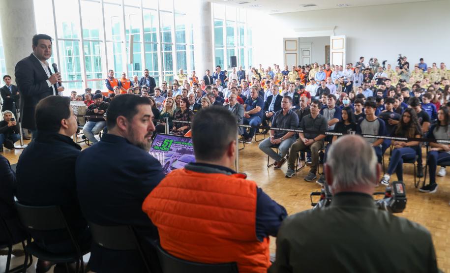 Governador entrega R$ 52 milhões em veículos e equipamentos à Defesa Civil