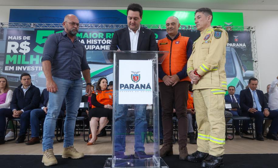 Governador entrega R$ 52 milhões em veículos e equipamentos à Defesa Civil