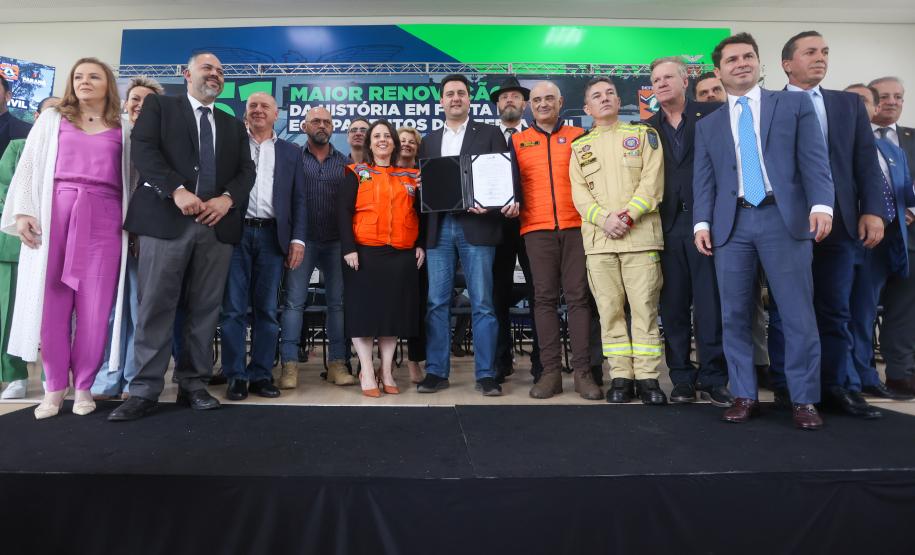 Governador entrega R$ 52 milhões em veículos e equipamentos à Defesa Civil