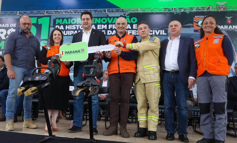 Governador entrega R$ 52 milhões em veículos e equipamentos à Defesa Civil