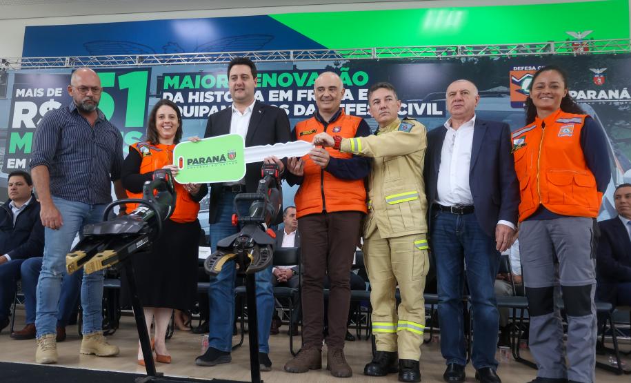 Governador entrega R$ 52 milhões em veículos e equipamentos à Defesa Civil