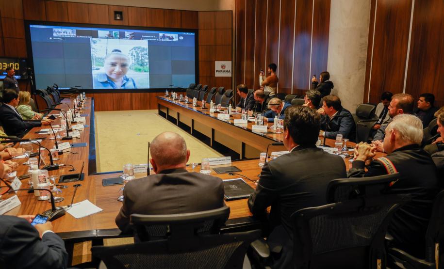 Estado mobiliza doação de 8 toneladas de frango por cooperativas; Defesa Civil entrega cestas básicas