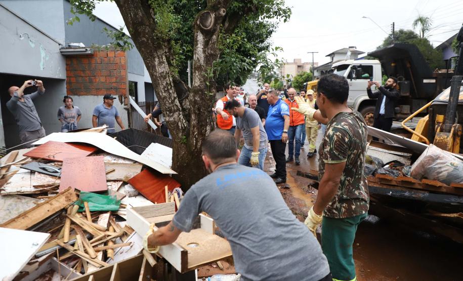 Governador acompanha atendimento à população de Dois Vizinhos e reforça apoio a municípios