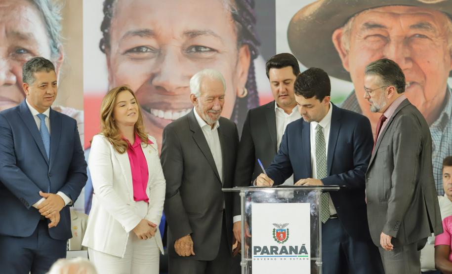 Ratinho Junior sanciona lei da gratuidade das passagens e anuncia programas aos idosos