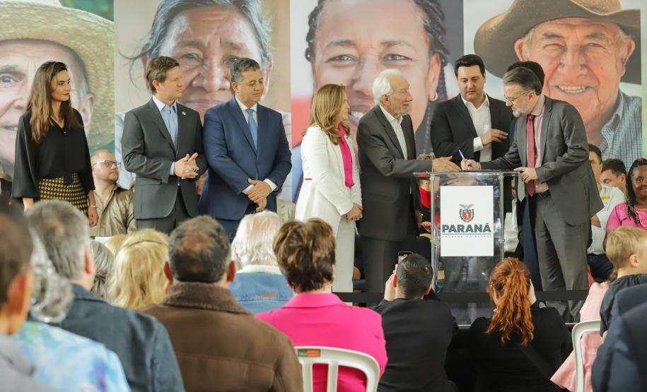 Ratinho Junior sanciona lei da gratuidade das passagens e anuncia programas aos idosos