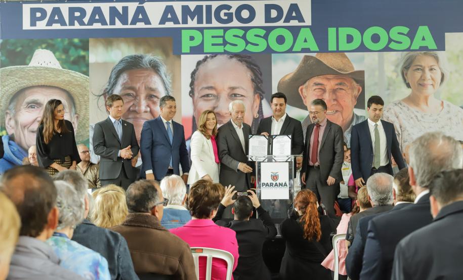 Ratinho Junior sanciona lei da gratuidade das passagens e anuncia programas aos idosos