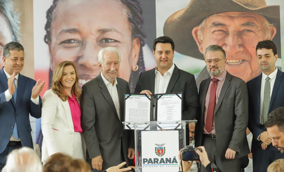 Ratinho Junior sanciona lei da gratuidade das passagens e anuncia programas aos idosos