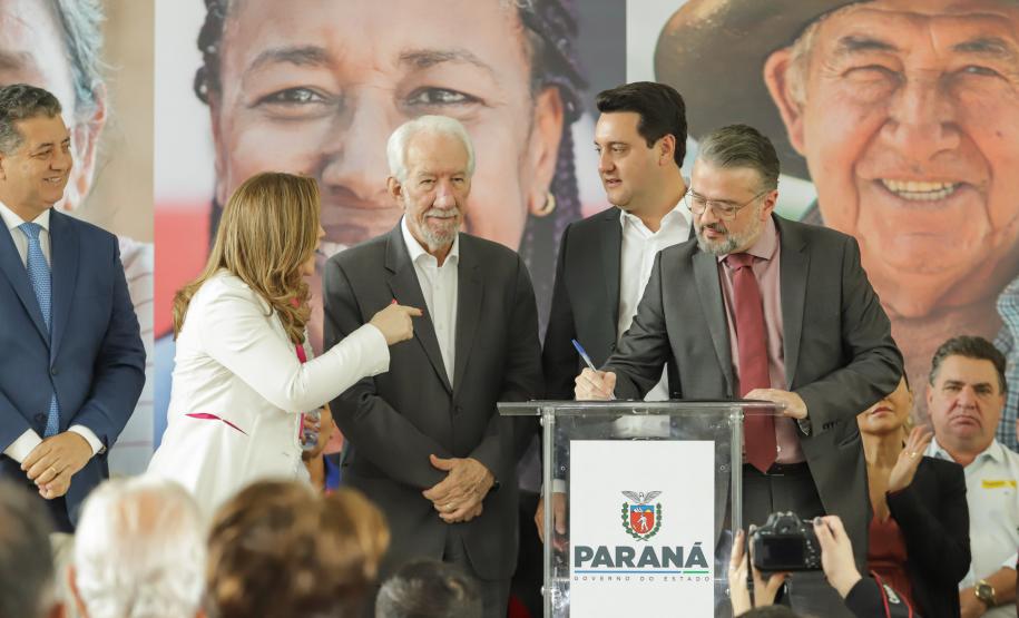 Ratinho Junior sanciona lei da gratuidade das passagens e anuncia programas aos idosos