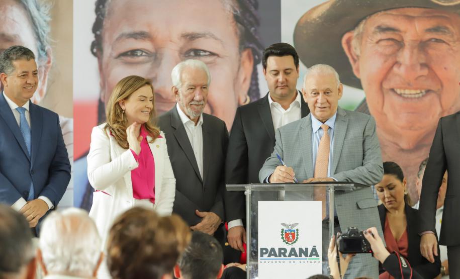 Ratinho Junior sanciona lei da gratuidade das passagens e anuncia programas aos idosos