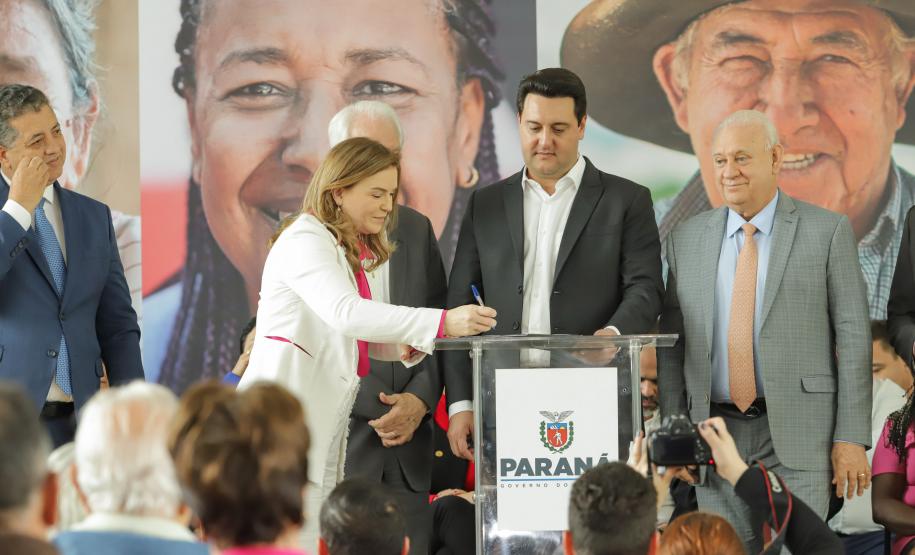 Ratinho Junior sanciona lei da gratuidade das passagens e anuncia programas aos idosos