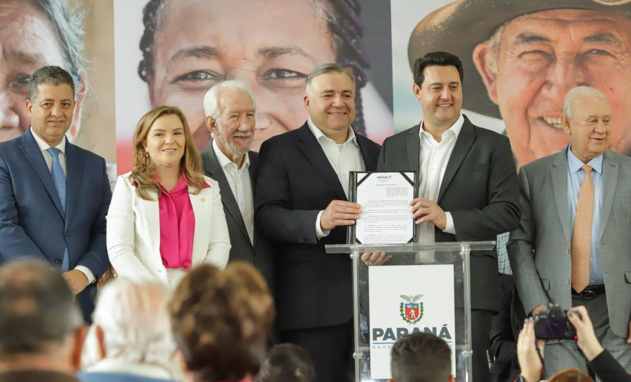 Ratinho Junior sanciona lei da gratuidade das passagens e anuncia programas aos idosos