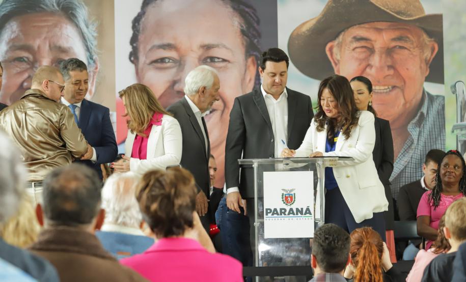 Ratinho Junior sanciona lei da gratuidade das passagens e anuncia programas aos idosos