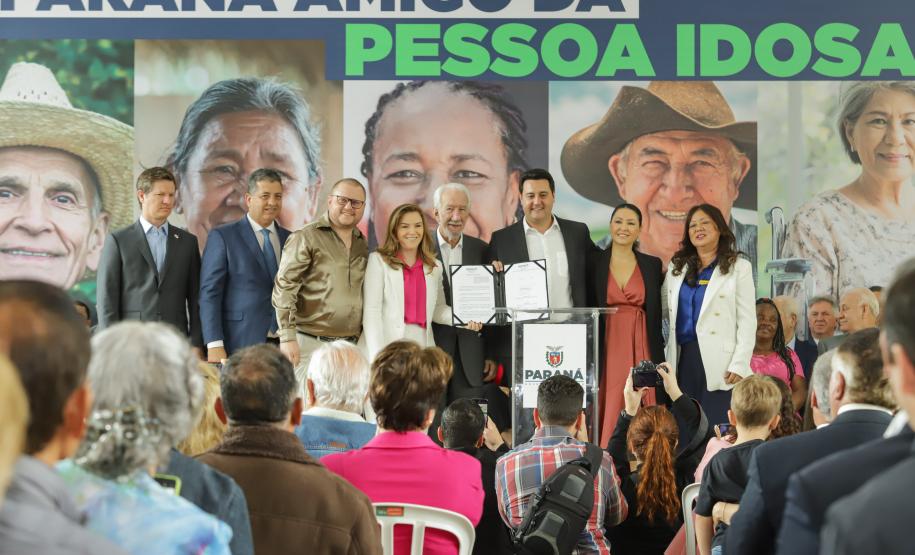 Ratinho Junior sanciona lei da gratuidade das passagens e anuncia programas aos idosos