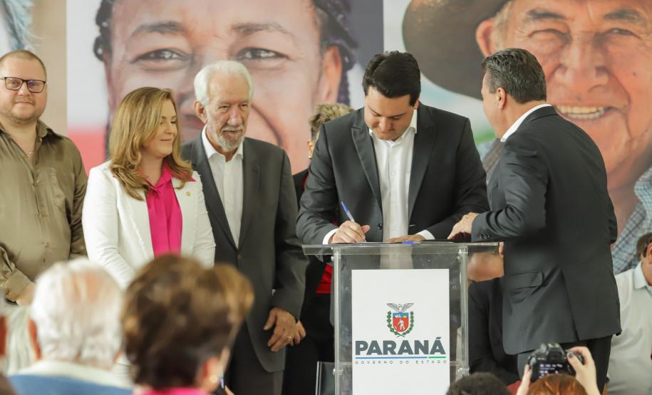 Ratinho Junior sanciona lei da gratuidade das passagens e anuncia programas aos idosos