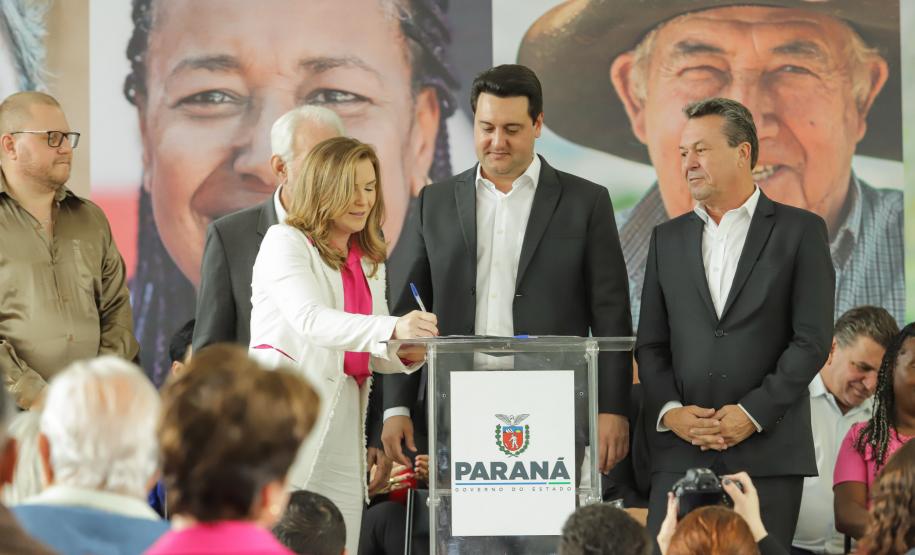 Ratinho Junior sanciona lei da gratuidade das passagens e anuncia programas aos idosos