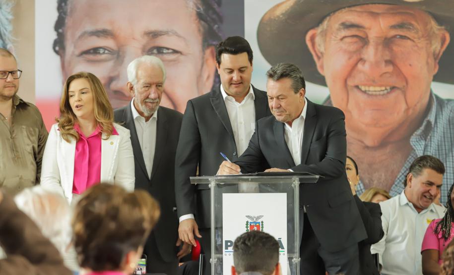 Ratinho Junior sanciona lei da gratuidade das passagens e anuncia programas aos idosos