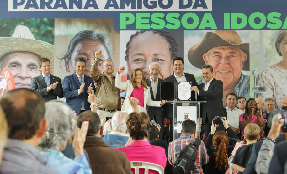 Ratinho Junior sanciona lei da gratuidade das passagens e anuncia programas aos idosos