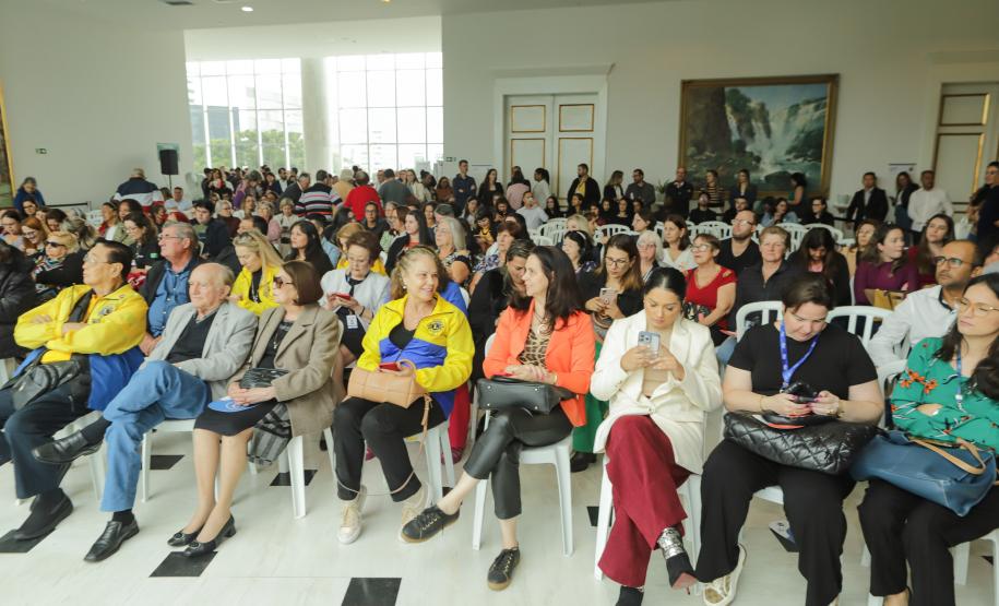 Ratinho Junior sanciona lei da gratuidade das passagens e anuncia programas aos idosos