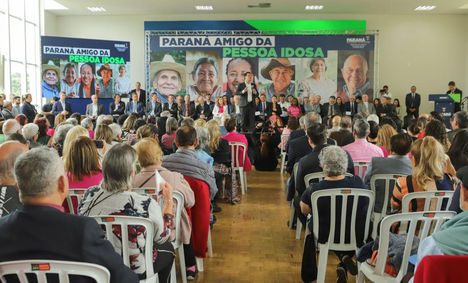 Ratinho Junior sanciona lei da gratuidade das passagens e anuncia programas aos idosos