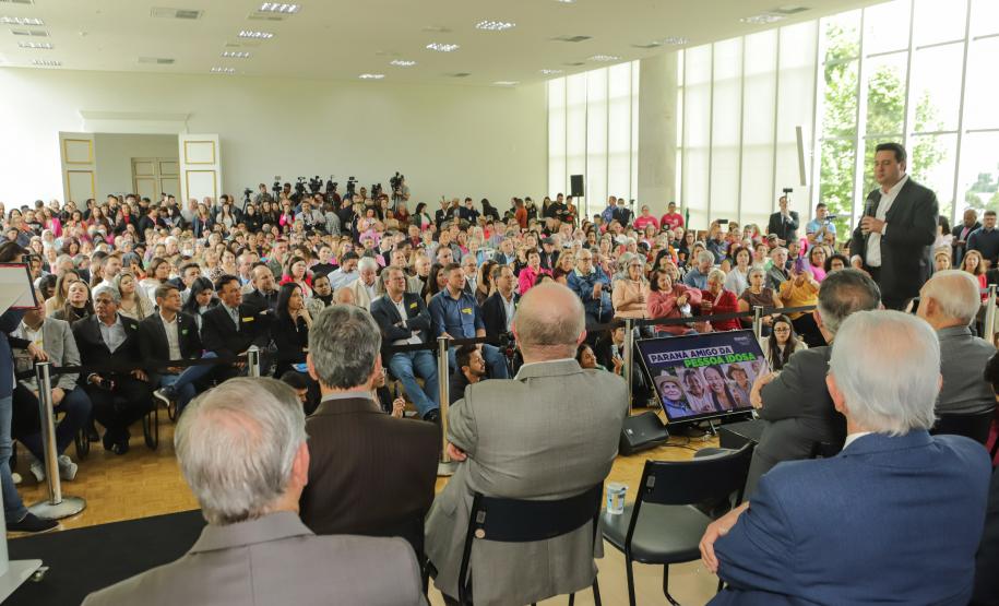 Ratinho Junior sanciona lei da gratuidade das passagens e anuncia programas aos idosos