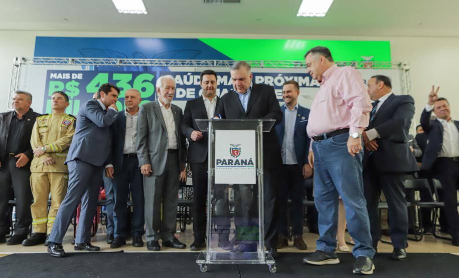 Governador libera mais R$ 403 milhões para a saúde e entrega novos carros e ambulâncias