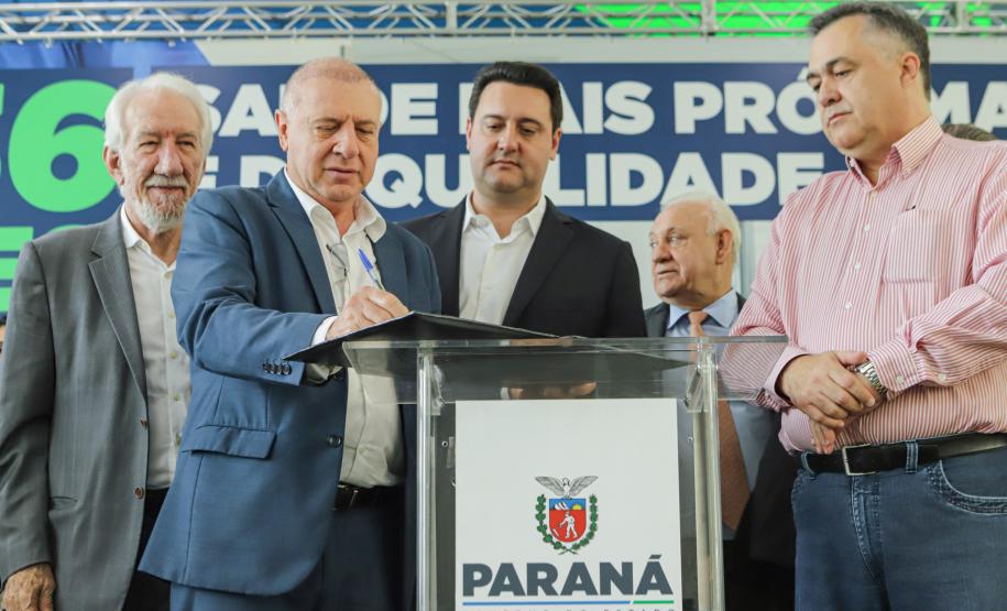 Governador libera mais R$ 403 milhões para a saúde e entrega novos carros e ambulâncias