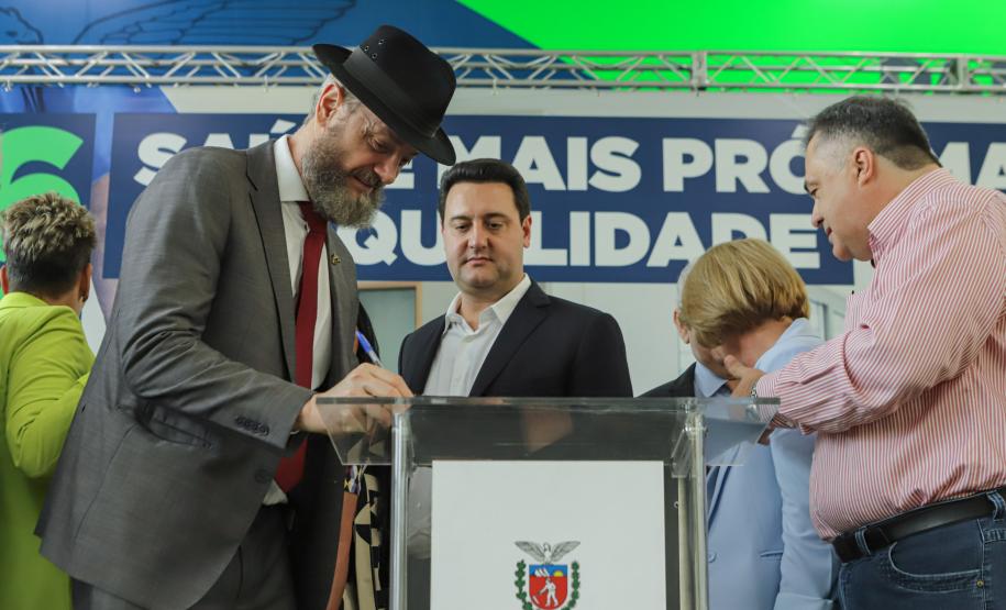 Governador libera mais R$ 403 milhões para a saúde e entrega novos carros e ambulâncias