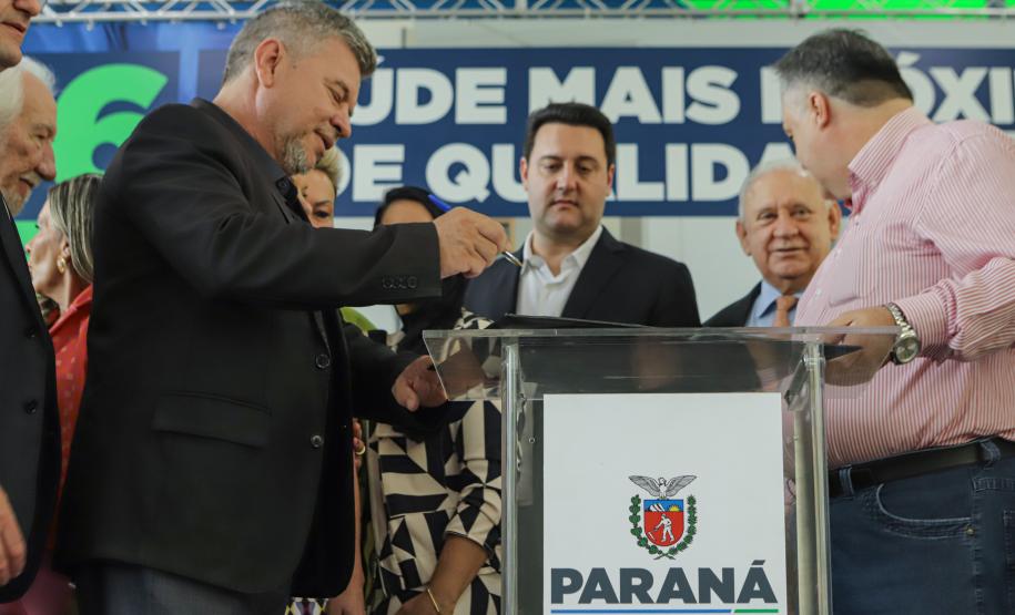 Governador libera mais R$ 403 milhões para a saúde e entrega novos carros e ambulâncias