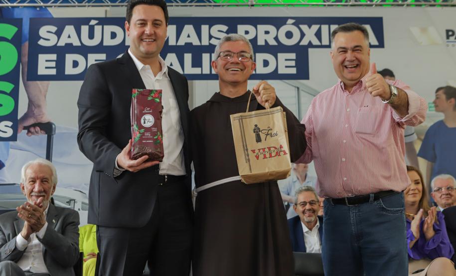 Governador libera mais R$ 403 milhões para a saúde e entrega novos carros e ambulâncias